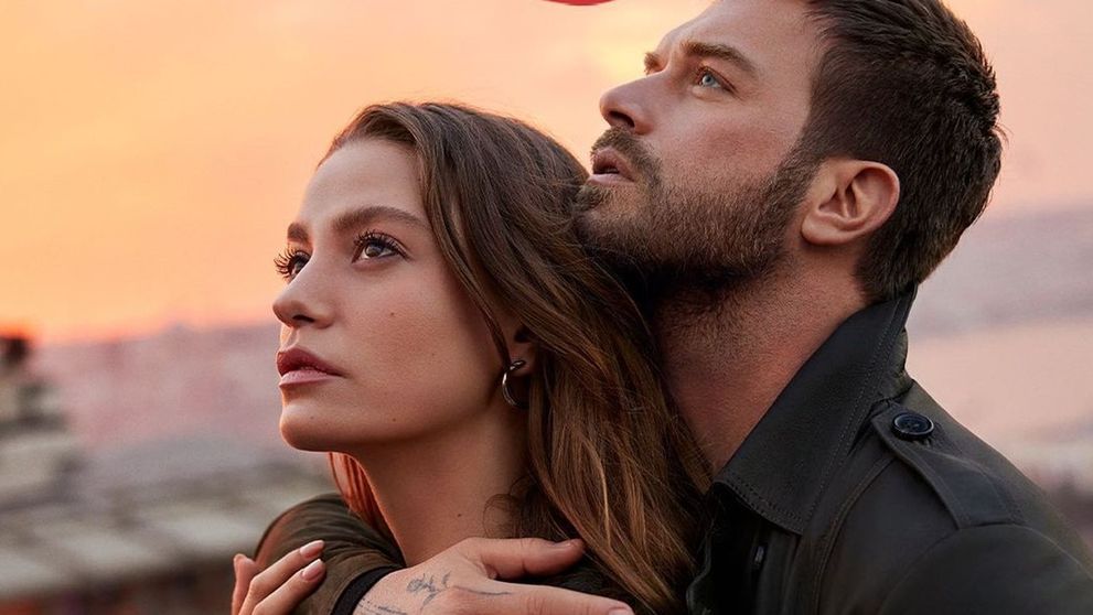 Cine sunt Serenay Sarıkaya și Kıvanç Tatlıtuğ, protagoniștii serialului „Aile” – „Familia”, care va fi din 22 august pe ACASĂ