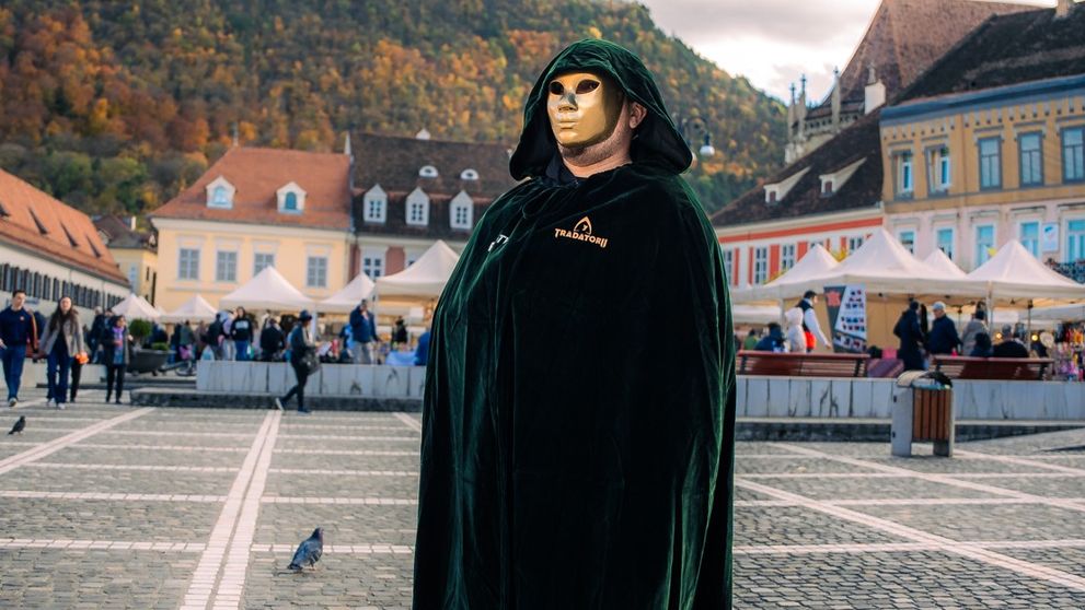 Apariție misterioasă pe străzile Brașovului! Cum au reacționat trecătorii când au văzut măștile și pelerinele negre