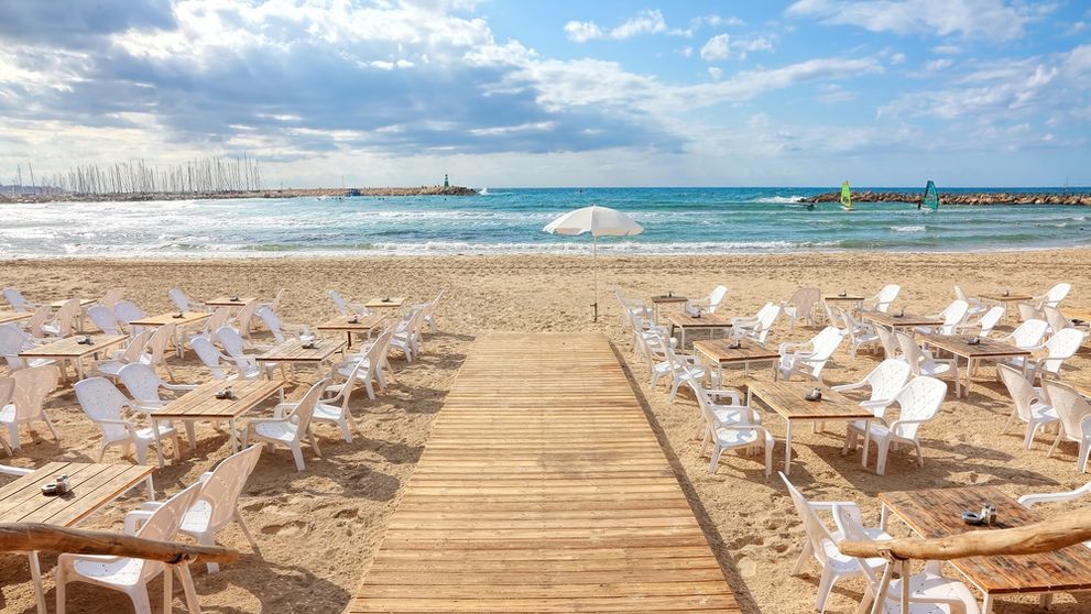 Cât a plătit un turist pentru un prânz de o persoană la Mamaia. Suma de pe bon a uimit internetul