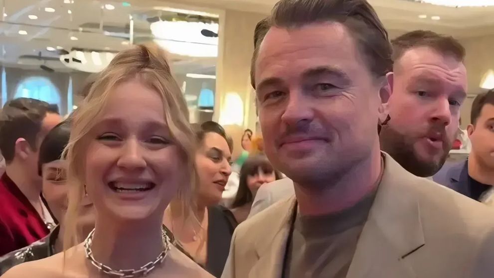 Nu e celebră, dar postarea ei de la Globurile de Aur a devenit virală. Cine e tânăra care a pozat cu Leonardo DiCaprio