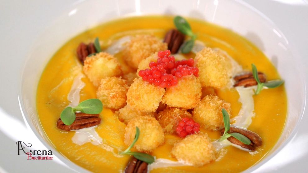 Velouté de potiron cu crutoane de branza brie si caviar de zmeura