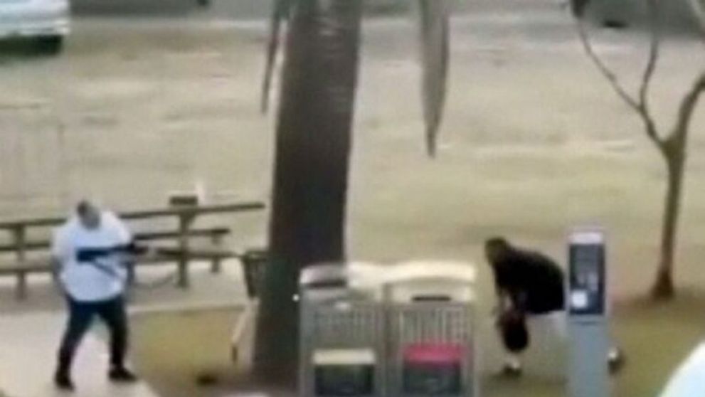 Cine este eroul care s-a luptat cu mâinile goale cu atacatorul înarmat pe plaja Bondi, din Australia. Momentul a fost filmat! Video