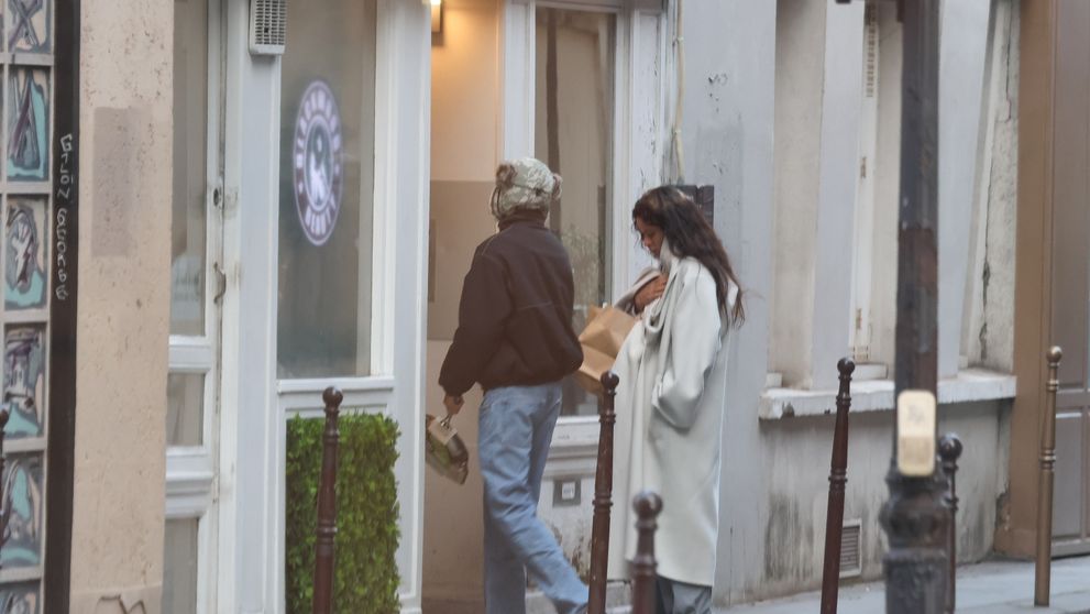 O nouă poveste de dragoste în showbiz! Cântăreața care în trecut s-a iubit cu un actor celebru, surprinsă de paparazzi cu... iubita la shopping. Imaginile fac înconjurul internetului