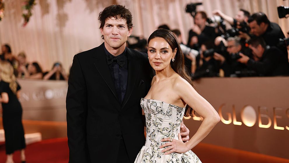 Globurile de Aur 2026. ”Oile negre” ale Hollywood-ului, Ashton Kutcher și Mila Kunis, pe covorul roșu, după patru ani de absență
