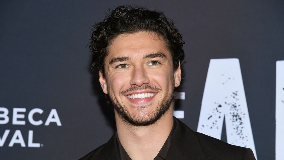 Internetul are o nouă obsesie: Belmont Cameli din Off Campus. Arată ca un star de Hollywood, joacă rolul hocheistului perfect și a salvat 7 vieți după ce și-a donat un rinichi