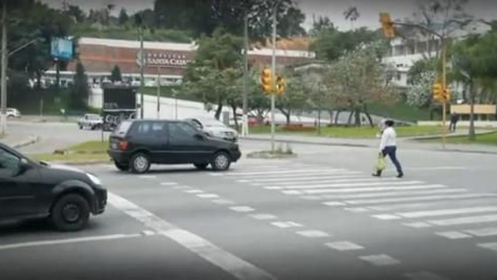 Parca e prea frumos sa fie adevarat! Vezi ce pateste un sofer smecher, care opreste masina fix pe trecerea de pietoni. VIDEO