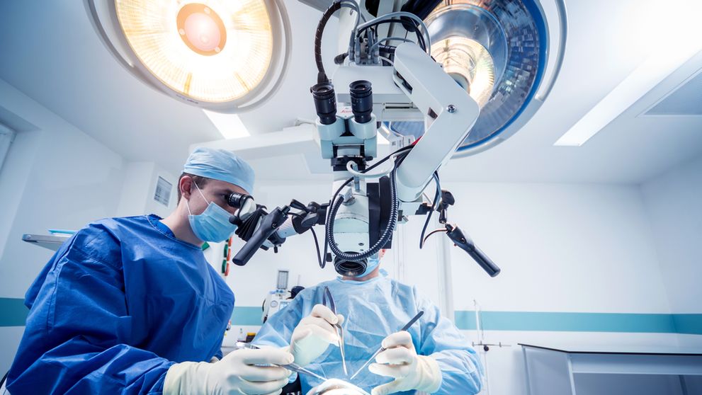 Moment fără precedent la Spitalul Bagdasar-Arseni din București! Un băiat de 20 de ani, treaz și conștient în timp ce medicii îl operau pe creier. Videoclipul a devenit viral: „Cât curaj! Felicitări!”