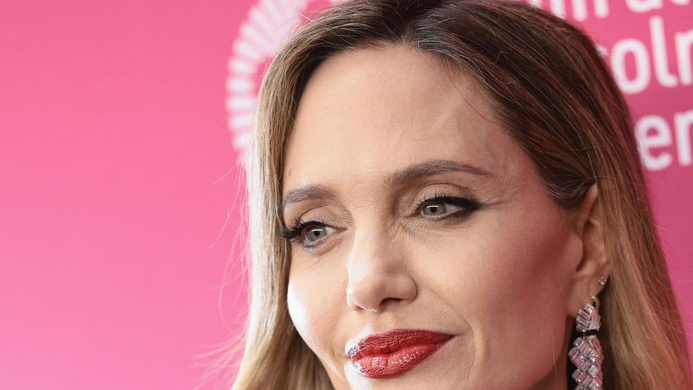 Angelina Jolie, de o eleganță desăvârșită! Cu un look natural și un machiaj discret, actrița își acceptă vârsta cu demnitate