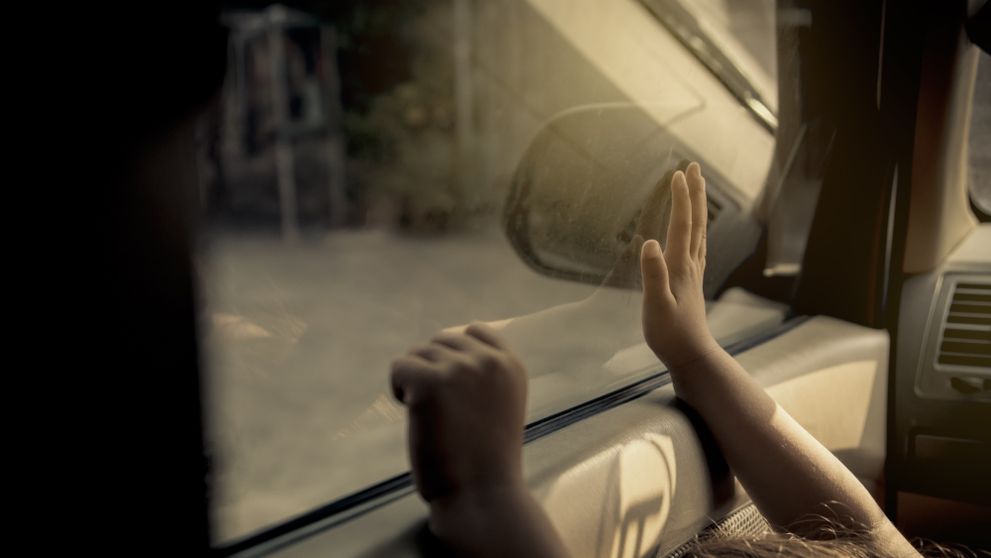 Canicula a mai făcut o victimă! Încă un copil de trei ani a fost găsit mort într-o mașină parcată la soare. Ce făceau părinții lui în timpul tragediei