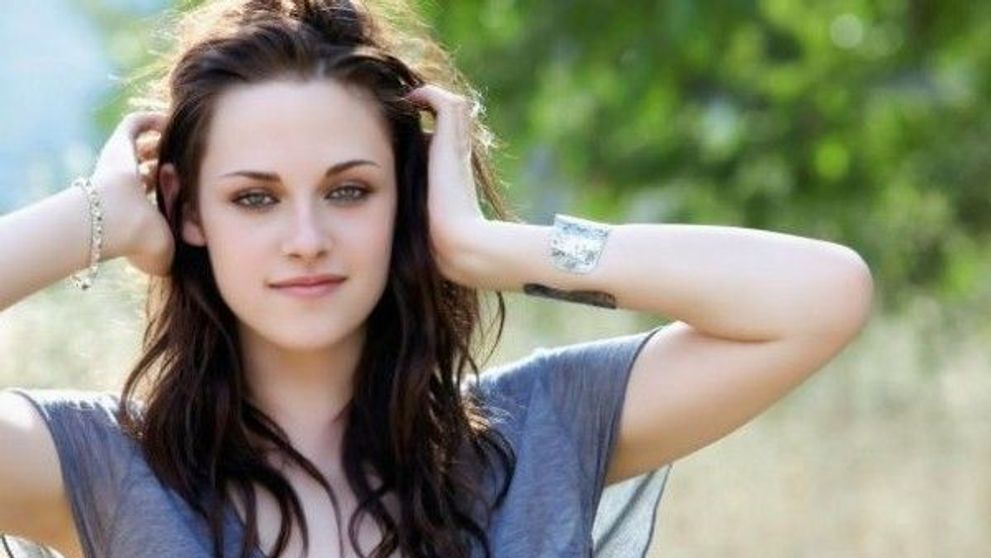 Primul pictorial topless al lui Kristen Stewart. Actrita a renuntat la inhibitii si s-a lasat fotografiata fara sutien