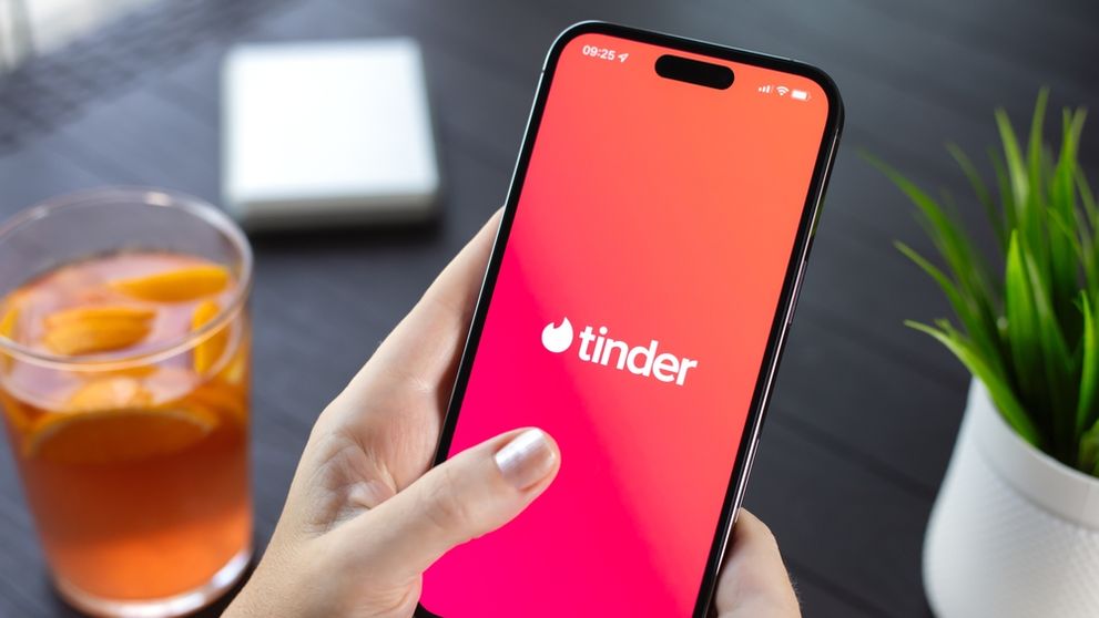 El este cel mai „swipe-uit” bărbat de pe aplicațiile de dating! „Mr. Tinder” a ascuns timp de 14 ani că poartă perucă: „Dacă o femeie încerca să-mi treacă mâna prin păr...”