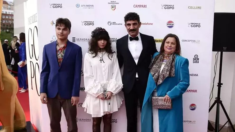 Toma Cuzin, cunoscut drept „Firicel” din Las Fierbinți, apariție uimitoare alături de familia lui, la gala premiilor GOPO. Imagini rare cu soția și copiii actorului