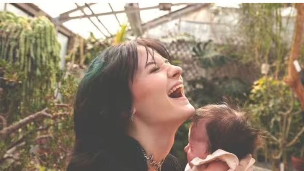 O adolescentă, care nu știa că e gravidă, a născut singură, în compania unui câine. Ce a făcut animalul de companie