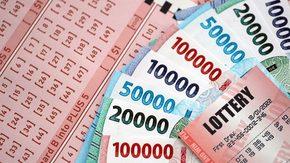 Un tâmplar a câștigat o avere la loterie! Biletul norocos l-a cumpărat cu o bancnotă pe care a găsit-o pe jos