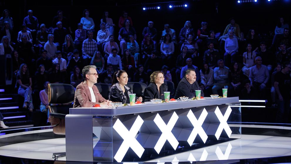 Un medic care face acrobație transformă scena Românii au talent într-un spectacol de grație și forță! Carmen Tănase: „ Am încercat și eu și am căzut în cap!”