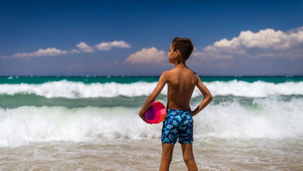 Un baietel de 12 ani a furat banii parintilor si a plecat in vacanta in Bali