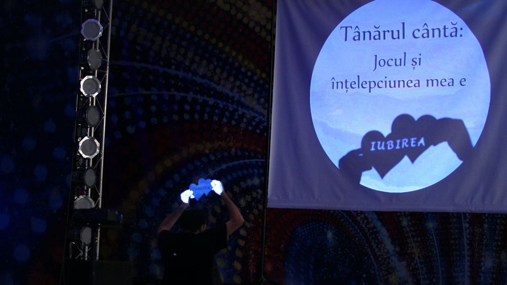 Jocul sau cu umbrele i-a adus aplauze in picioare. 