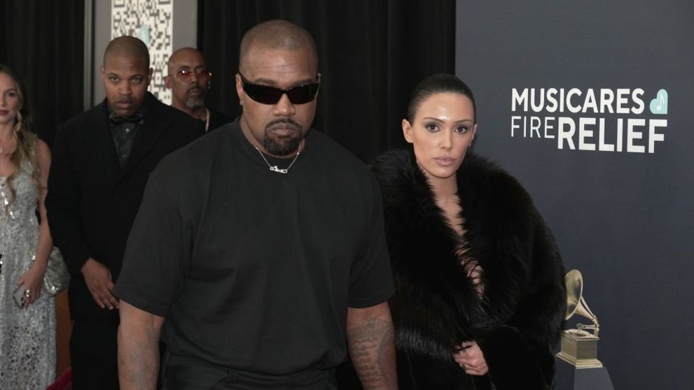 Un expert în limbajul corpului explică momentul în care Bianca Censori este cuprinsă de frică, deși a pășit încrezătoare pe covorul roșu. Kanye West, acuzat că și-a transformat soția într-un „experiment științific”