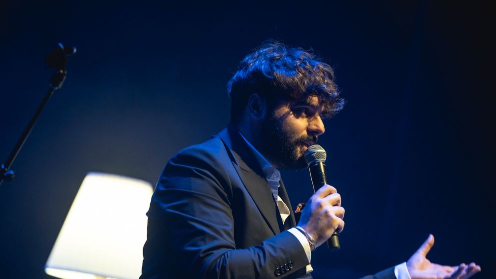 Miguel Gane, scriitorul român devenit fenomenul poeziei contemporane de limbă spaniolă, lansează volumul „Albastru”
