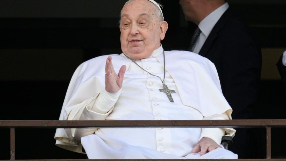 Cum arată „femeia cu flori galbene” care i-a atras atenția Papei Francisc. Ce a spus în momentul în care a văzut-o în mulțime: „Brava!”