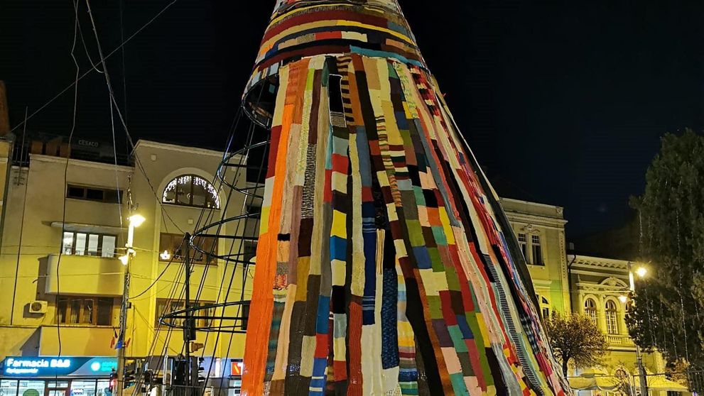 „O bătaie de joc!” Locuitorii din Târgu Mureș, revoltați din cauza bradului din materiale textile instalat în oraș