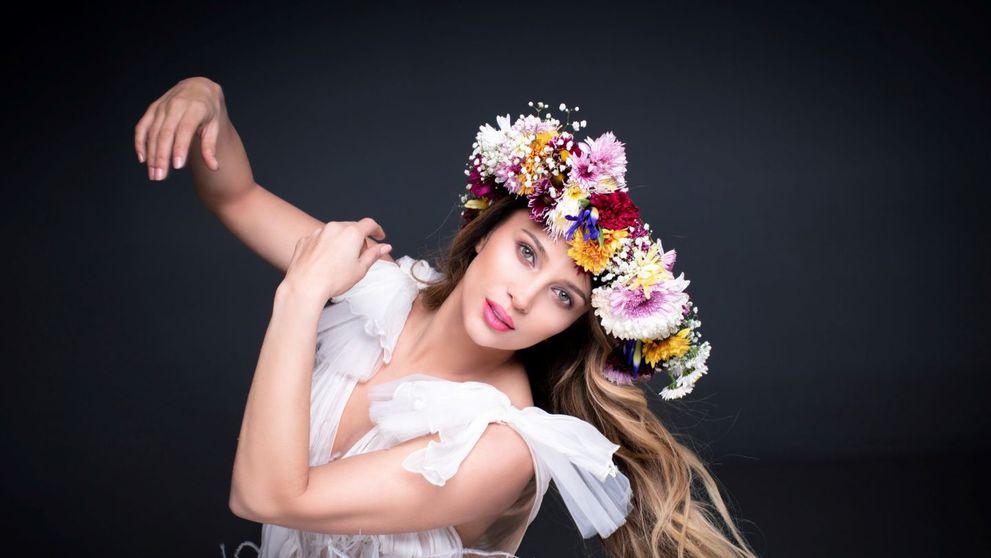 LORA celebrează 100 ani de România prin muzică - şi lansează piesa manifest „Rădăcini”
