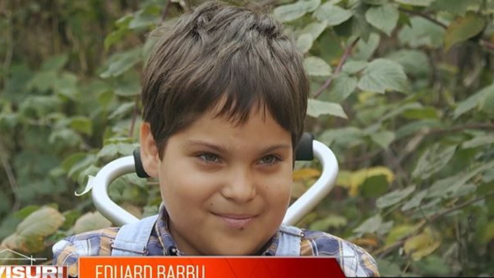 Povestea emoționantă a lui Eduard, un băiețel de opt ani imobilizat în scaun cu rotile pe viață