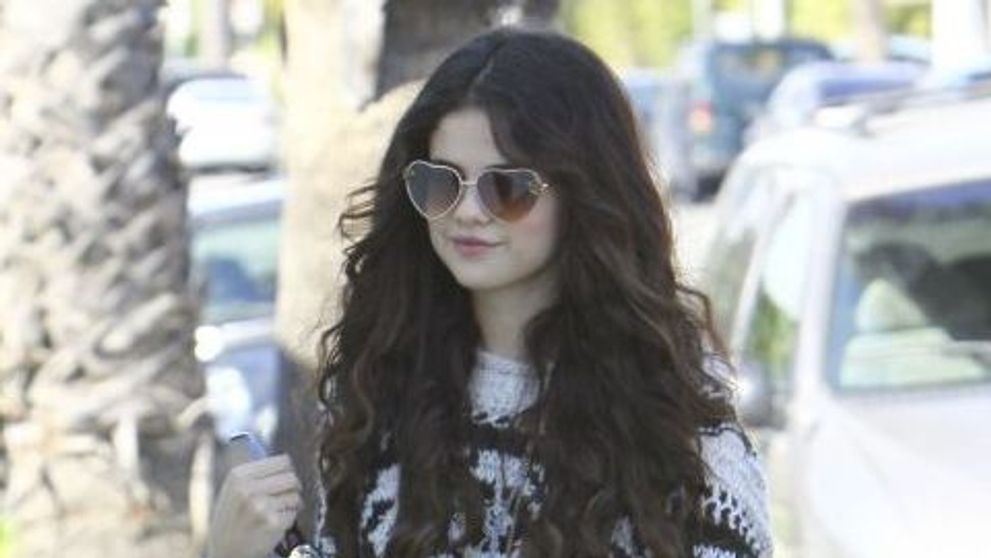 Selena Gomez si-a uitat pantalonii acasa. Tinuta indrazneata cu care s-a afisat dupa despartirea de Justin Bieber