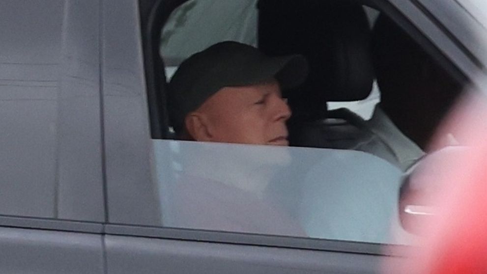 Cele mai recente imagini cu Bruce Willis! Cu cine a fost surprins actorul diagnosticat cu demență, la scurt timp după ce soția l-a mutat în altă casă