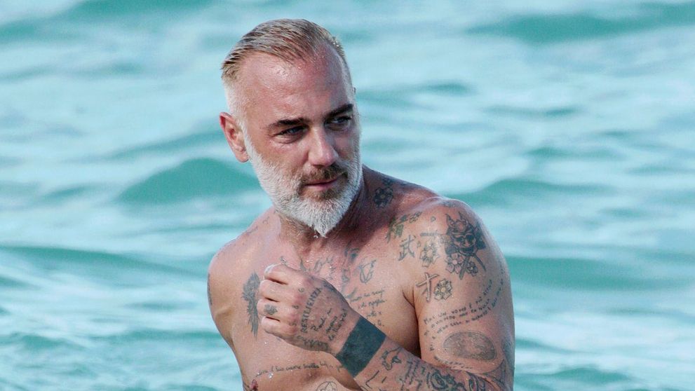 Gianluca Vacchi, inconjurat de brunete topless. Cum a fost surprins in Miami, cand nu se astepta sa fie pozat