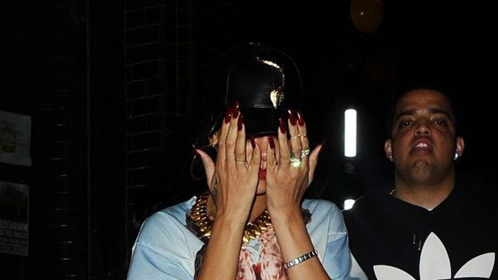 Ce a vrut sa ascunda Rihanna de ochii curiosilor? Vezi <span style=