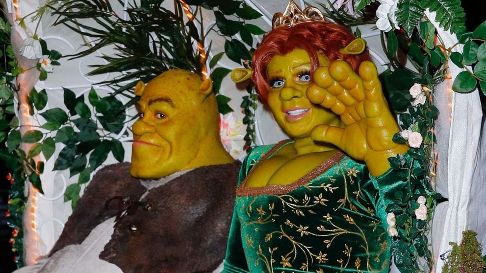 Cel mai elaborat costum de Halloween. Ce vedetă superbă s-a ascuns în spatele lui
