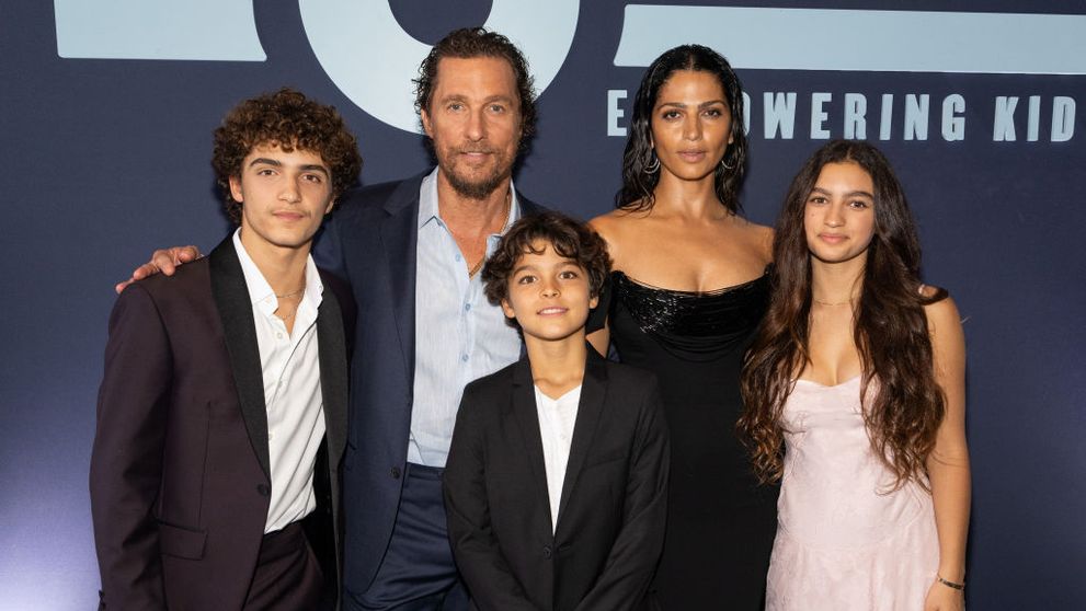 Cea mai frumoasă familie de la Hollywood. Sex simbolul anilor 2000, Matthew McConaughey e căsătorit cu o braziliancă focoasă și au 3 copii superbi