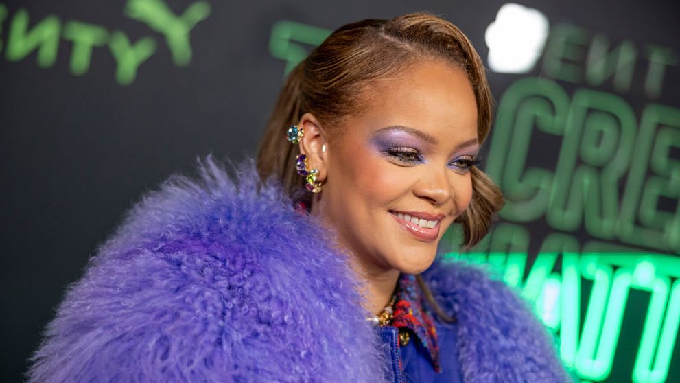 Rihanna, apreciată pentru o nouă apariție de top. Îmbrăcată în violet, cântăreața a atras toate privirile la o petrecere