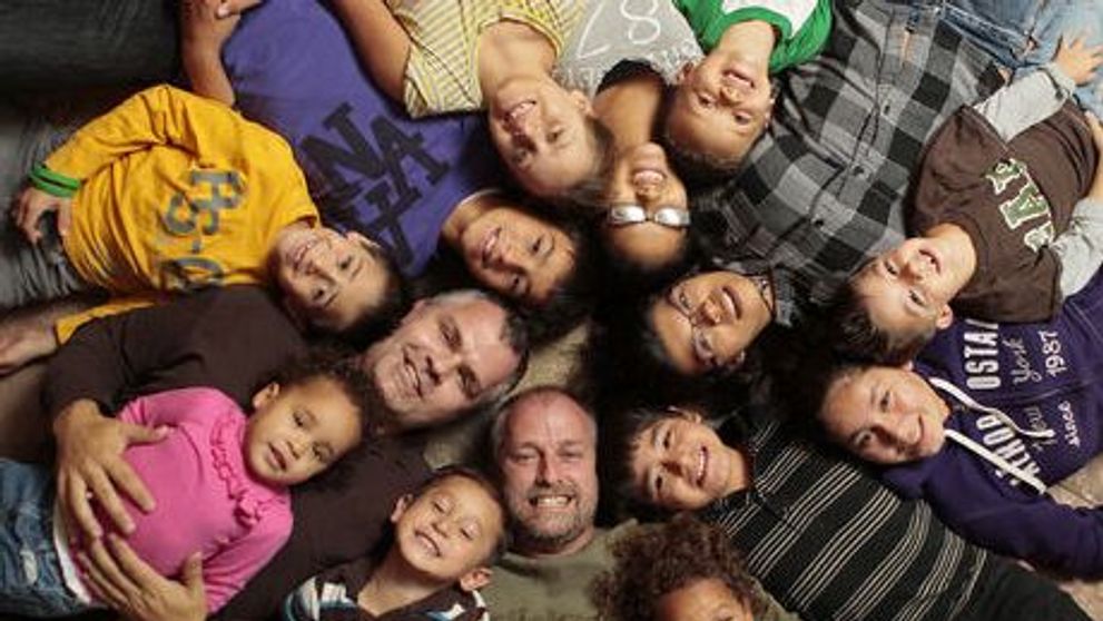 Un cuplu de homosexuali creste 12 copii adoptati! Afla cum se descurca!