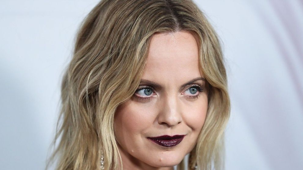 Mena Suvari, despre abuzurile la care a supus-o iubitul ei: ”M-a forțat să fiu cu altă femeie”