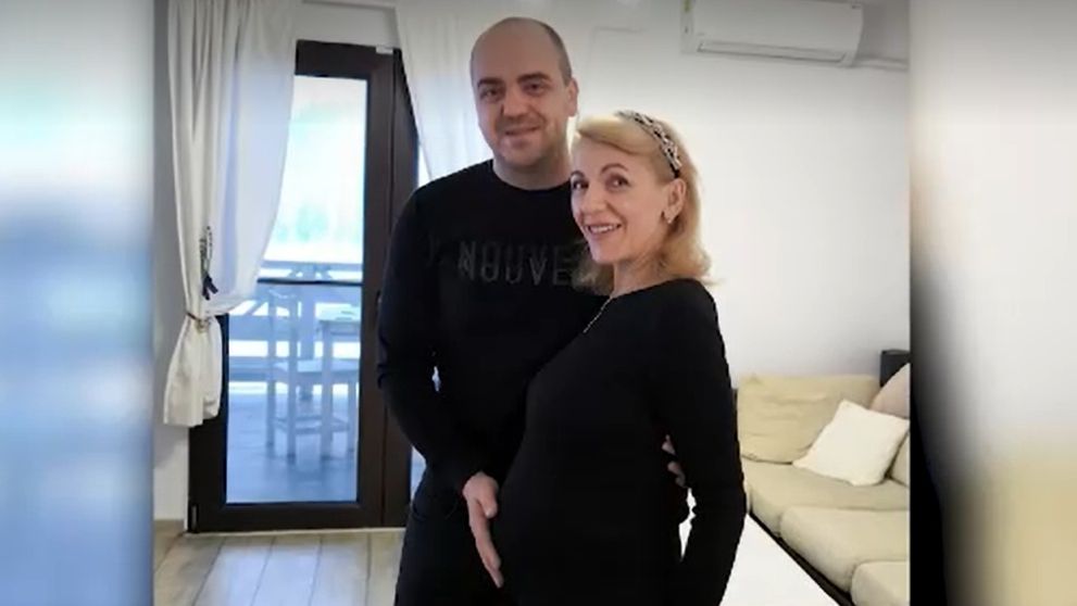 Ea este Carmen, cea mai în vârstă mamă de gemeni din România! Femeia de 57 de ani, alături de partenerul său cu 22 de ani mai tânăr, au o fetiță și un băiețel perfect sănătoși