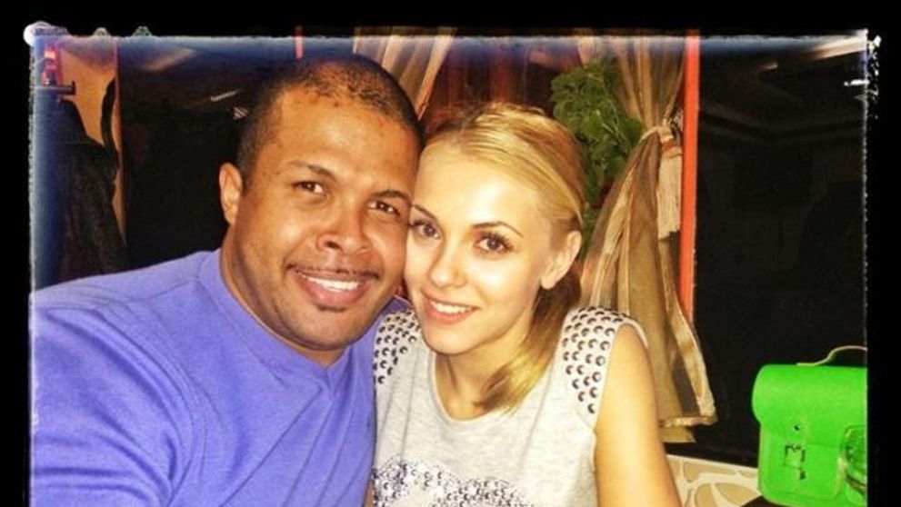 Andreea Ibacka, intr-o ipostaza jenanta. Cum a ajuns sa se plimbe cu pantalonii rupti in fund prin centrul Bucurestiului