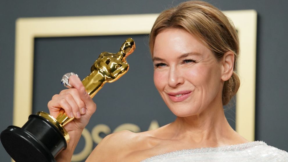 Mult mai slabă și cu părul scurt, Renee Zellweger s-a reinventat. A trecut prin multe schimbări de-a lungul anilor, dar acum pare total altă persoană