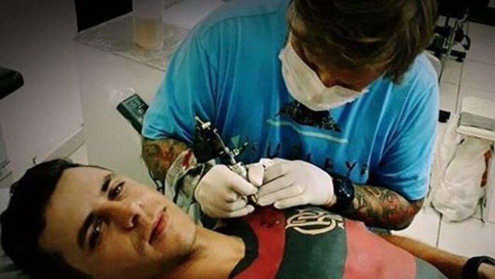 Un barbat si-a tatuat complet bustul si spatele cu emblema si culorile echipei preferate de fotbal