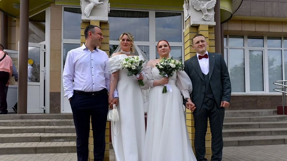 Mamă și fiică, mirese în aceeași zi. Unde a avut loc nunta neobișnuită