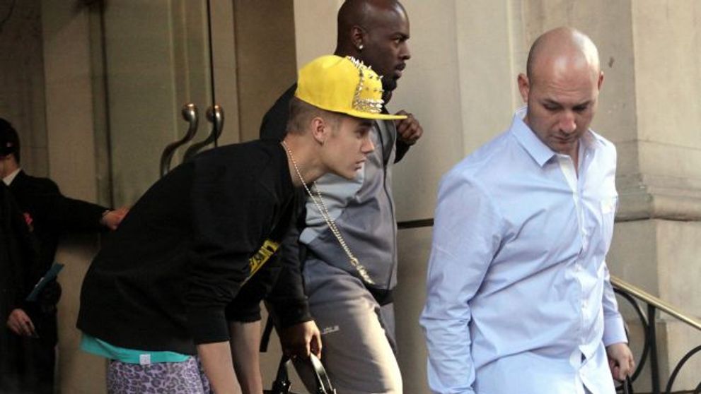 Cu doua ceasuri, sapca cu tinte si pantaloni leopard. Justin Bieber si-a sperit fanii cand a iesit din hotel: FOTO