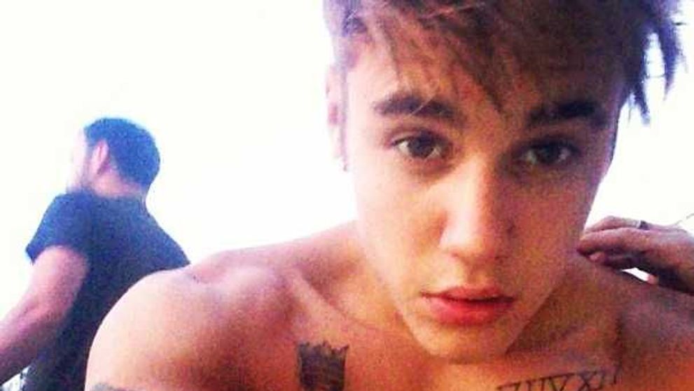 Justin Bieber a uitat-o pe Selena Gomez dupa numai o saptamana. Cine este bruneta de 18 ani cu care a inceput o noua aventura