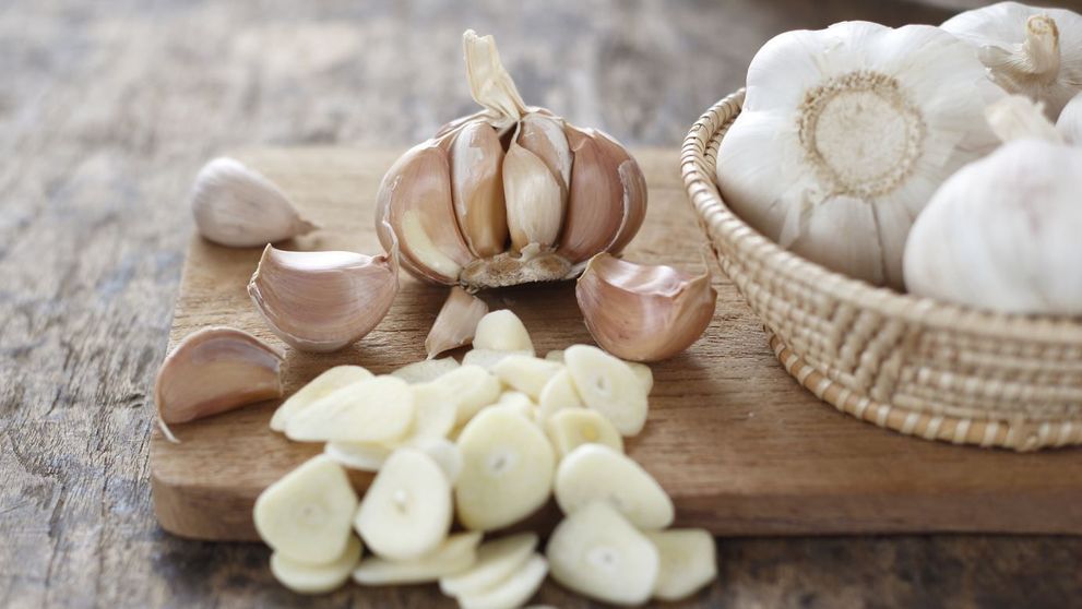 Este ingredientul minune, pe care toata lumea il are in acasa. 7 moduri incredibile in care poti utiliza usturoiul