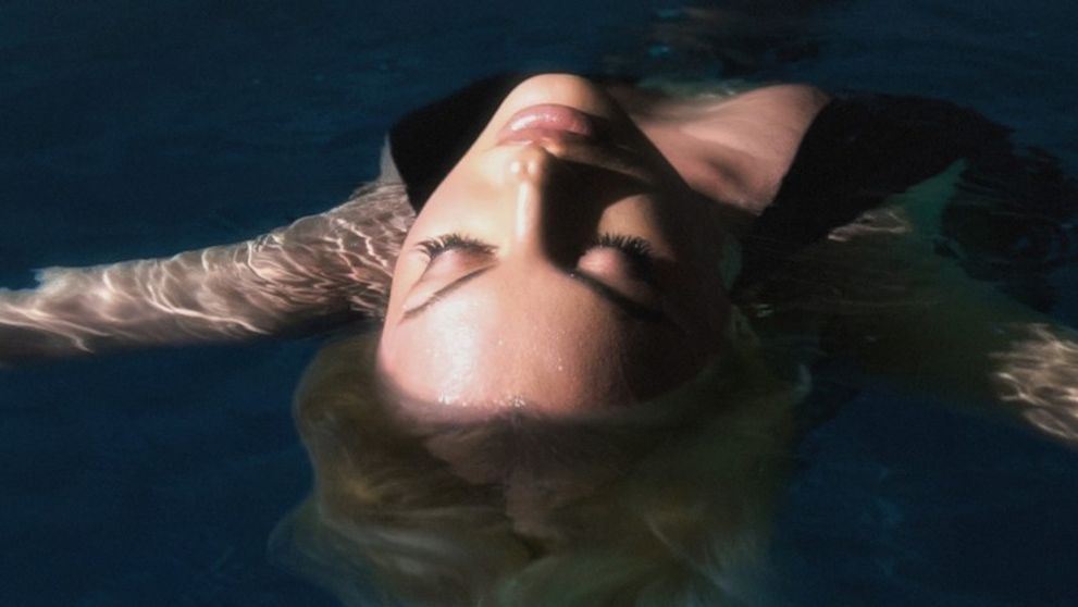 Alexandra Stan și-a cucerit fanii cu cel mai nou videoclip! În ce ipostaze provocatoare apare artista: „Ce frumusețe de femeie”