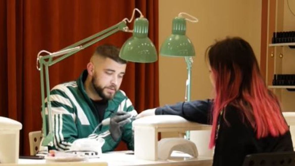 Bărbatul care și-a lăsat jobul de sudor la uzină pentru a lucra într-un salon de manichiură. „Mi-am urmat pasiunea”