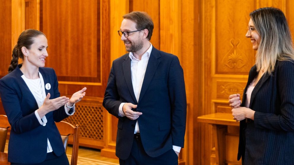 De ce sunt doar două femei în noul Guvern al României: „Sper ca...”. Cine sunt Oana Țoiu și Diana Buzoianu și ce funcții ocupă