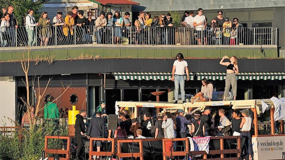OMS le cere tinerilor să respecte distanțarea fizică. „Chiar trebuie să mergeți la petreceri?”