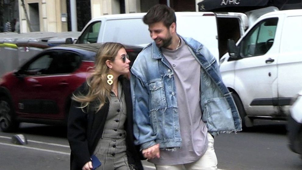 Gerard Pique și Clara Chia au apărut zâmbitori în fața presei. Cum s-au comportat pe stradă, în Barcelona