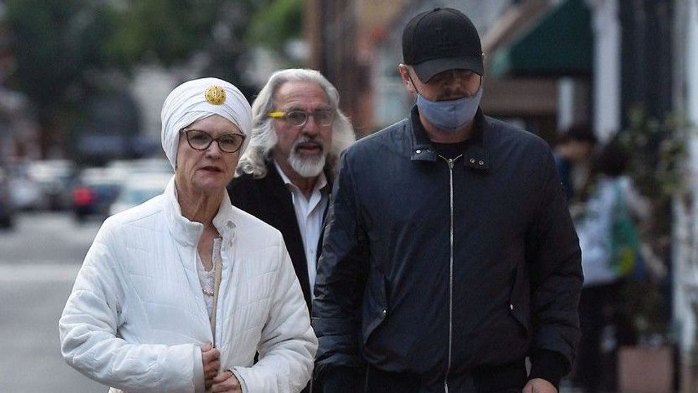 Leonardo DiCaprio, apariție rară alături de tatăl său și mama vitregă! Actorul le-a prezentat-o părinților pe Gigi Hadid